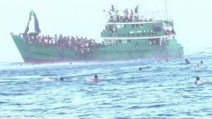 อินโดฯช่วยผู้อพยพ 700 คน หลังเรือจมนอกชายฝั่ง UNโวยไทยขับไสพ้นน่านน้ำของปท.