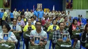 มูลนิธิราชประชานุเคราะห์มอบสิ่งของพระราชทานช่วยราษฎรที่ประสบวาตภัยที่อ่างทอง