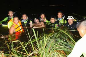 เพื่อนจุดธูปเซ่นเหล้าช่างประปาจมน้ำ เจอศพทันตาเห็น