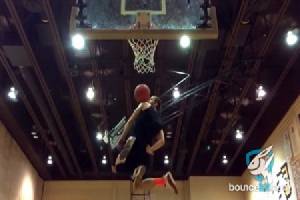 NBA ชิดซ้าย หนุ่มโชว์โยนไขว้หลัง หมุนตัว 360 องศาดังค์