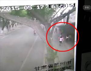 [ชมคลิป] แค่ลม! ลมพัดกำแพงเมืองหลานโจวทับคนเดินถนนดับ 2 เจ็บ 7