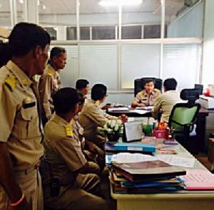12 ส.ท.ท่าเสาบุกห้องทำงานที่ดินอุตรดิตถ์ จี้เพิกถอน น.ส.3 ทวงคืนที่หลวง