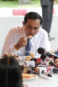 “ประยุทธ์” ปัดตอบปรับ ครม.เศรษฐกิจ ดักมะกันช่วยโรฮีนจาต้องอยู่ภายในศูนย์