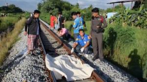 ชายวัย 40-50 ปี ถูกรถไฟชนเสียชีวิตสยอง หลัง รร.พานทอง
