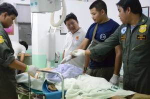 หนุ่มใหญ่อ่างทองเก็บปืนได้นำมาพกที่เอวเกิดลื่นล้มปืนลั่นใส่ตัวเองดับ