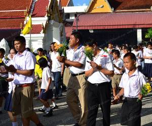 ชาวอำเภอเบตงร่วมเวียนเทียนช่วงกลางวัน ท่ามกลางการรักษาความปลอดภัยของเจ้าหน้าที่