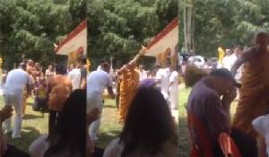 [ชมคลิป] หลวงพ่อสายโหดรดน้ำมนต์ ดูแล้วจะร้องอู้หู!พรหนักมาก