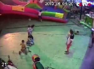 (คลิป) เครื่องเล่นบ้านลมปลิวไปในอากาศ ทำเด็ก 3 ขวบ เสียชีวิต