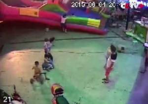 (คลิป) เครื่องเล่นบ้านลมปลิวไปในอากาศ ทำเด็ก 3 ขวบ เสียชีวิต