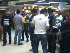 ตร.ระบุสามียิงภรรยาสาวกลางห้างดังเหตุหึงหวง คาดรวบตัวได้เร็วๆ นี้