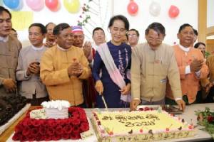 “ซูจี” ฉลองวันคล้ายวันเกิดครบ 70 ปี ร้องขอการเมืองใสสะอาด