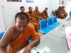 ปราจีนบุรีสุดทนพระเขมรบิณฑบาตตอนเที่ยง