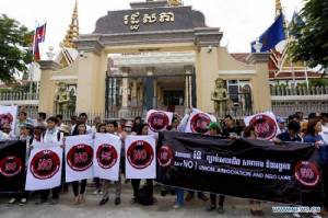 กลุ่มสิทธิมนุษยชนเขมรนับร้อยรวมตัวประท้วงกฎหมาย NGO หน้ารัฐสภา