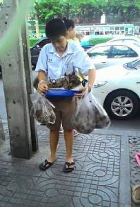 ยอดกตัญญู! เด็กเทพศิรินทร์ช่วยแม่ขายขนมใส่ไส้หลังเลิกเรียน รุ่นพี่ปลื้มช่วยระดมทุนการศึกษา
