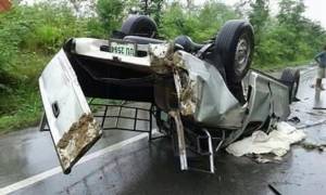 กระบะพลิกคว่ำ อปพร.หญิงถูกทับดับคาที่ เจ็บ 3 คาดฝนตกถนนลื่น
