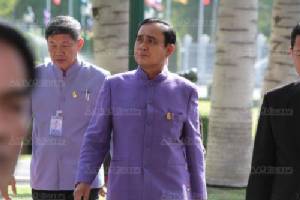 นายกฯ หนุนเศรษฐกิจชุมชนให้เข้มแข็ง เน้นค้าขายไม่เกี่ยวเขตแดน - ปัดขึ้นค่าแรง