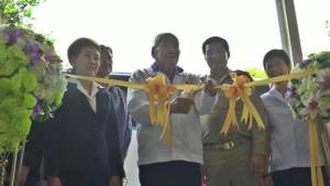 เลขาฯ สภากาชาดไทยเปิดโครงการรถตัดแว่นเคลื่อนที่เพื่อเด็กนักเรียนในชนบทที่ราชบุรี