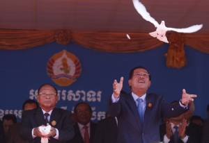 พรรครัฐบาลเขมรให้คำมั่นนำชาติสู่ความรุ่งเรือง เนื่องในวันก่อตั้งพรรคครบ 64 ปี