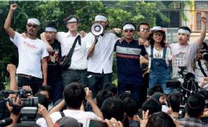 “ดาวดิน” ไฟลามทุ่ง ขุดหลุมพราง คสช.