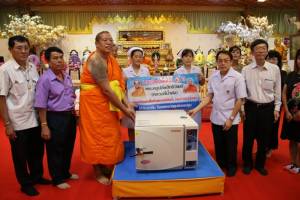 “วัดไผล้อม” มอบเครื่องมืออบฆ่าเชื้อ 5 แสน โรงพยาบาลนครปฐม