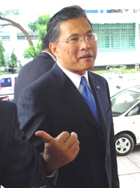 “วัฒนา เมืองสุข” ไม่ต้องนอนค่าย! ทภ.1 แค่เรียก ถาม “ทำไมไป ตปท.บ่อย?”
