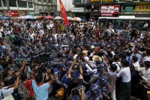 นักศึกษาพม่าชุมนุมประท้วงร้องยกเลิกอำนาจวีโต้ของทหารในรัฐสภา
