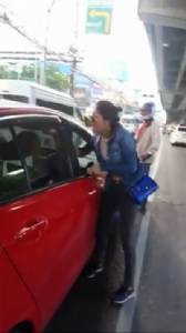 ตร.จ่อแจ้งข้อหาสาวใจร้อน ทำร้ายคู่กรณีขับรถเก๋งกลางถนน