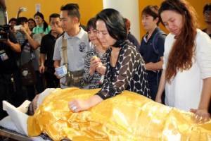 ภรรยา-ลูกสาว “สมยศ” หอบเอกสารแจงตำรวจ-ปูดสาวคนสนิทเสี่ยถือกุญแจบ้าน-ที่ทำงาน
