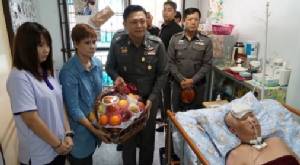 “พงศพัศ” รุดเยี่ยม ด.ต.เชาว์ หลังถูกแก๊งค้ายาเสพติดชนจนเป็นเจ้าชายนิทรานานเกือบ 1 ปี