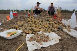 ชาวนครพนมตื่นวัตถุประหลาดกลางอ่างเก็บน้ำ เชื่อเป็นกระดูก-ทรัพย์สมบัติพญานาค