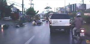 [ชมคลิป] ระวัง! มอเตอร์ไซค์ล้มระเนระนาดที่ภูเก็ต เพราะคราบน้ำมันหลังฝนตก