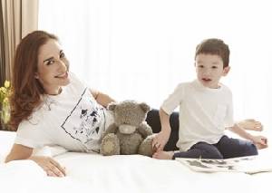 คู่แม่ลูกใจบุญ "เยอราดีน แมคอินทอช กับน้องวิน" ร่วมโปรโมทขายเสื้อช่วยการกุศล