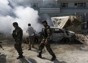 เกิดระเบิดคาร์บอมบ์ฆ่าตัวตายในอัฟกานิสถาน ใกล้ฐานทัพมะกัน เบื้องต้นพบผู้เสียชีวิตอย่างน้อย 25 ราย