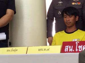 หนุ่ม 33 มอบตัว สน.บึงกุ่ม หลังใช้ไม้ฟาดเพื่อนดับคาวงเหล้า หนีไปกบดานลพบุรี