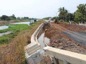 ล้อมคอกถนนคันคลองทรุด ทางหลวงชนบทจ่อประกาศลดน้ำหนักบรรทุก