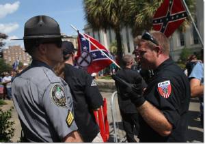 In Pics : แขวนคอผิวดำ KKK อเมริกา แบกธงคอนเฟเดเรต-ธงสวัสดิกะนาซีเยอรมัน ปะทะกลุ่มป้องชีวิตคนผิวสี “แบล็กแพนเตอร์” หน้าสภาท้องถิ่นรัฐเซาท์แคโรไลนา