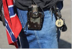 In Pics : แขวนคอผิวดำ KKK อเมริกา แบกธงคอนเฟเดเรต-ธงสวัสดิกะนาซีเยอรมัน ปะทะกลุ่มป้องชีวิตคนผิวสี “แบล็กแพนเตอร์” หน้าสภาท้องถิ่นรัฐเซาท์แคโรไลนา