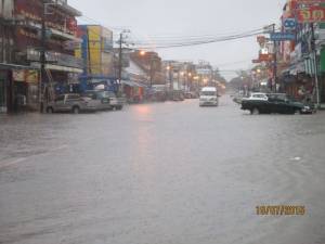 เร่งสูบน้ำลงโขงหลังฝนตกน้ำท่วมเมืองนครพนม