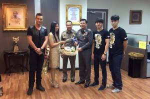 “ปีเตอร์ คอร์ป” นำทีมเชิญ ผบ.ตร.ชมหนัง “ละติจูดที่ 6” เย็นนี้