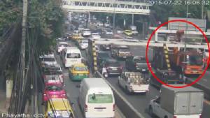 [ชมคลิป] จะๆ วินาทีรถกระเช้าการไฟฟ้าเสยคานก่อนขึ้นสะพานข้ามแยกพญาไท