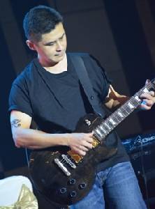 นพ.เอกเทศ ชันซื่อ เปลี่ยนลุคเป็นร็อกเกอร์หนุ่ม