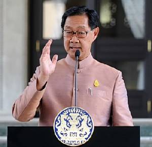 "บิ๊กตู่" ส่ง "หม่อมอุ๋ย" แจงสถานการณ์เศรษฐกิจ กลบกระแสปรับ ครม.