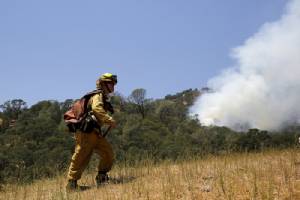 ผู้ว่าการรัฐแคลิฟอร์เนีย ประกาศภาวะฉุกเฉิน หลังเผชิญไฟป่าครั้งเลวร้าย