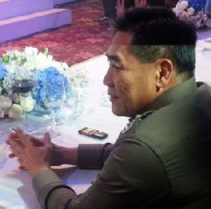 เห็นมือถือรัดหนังยางของ "บิ๊กแป๊ะ" แล้วอยากให้ท่านเปลี่ยนเครื่องใหม่ !