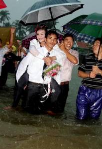 ภาพชุดวิวาห์มหาวิบาก หนุ่มสาวเปี่ยมสุขท่ามกลางอุทกภัยในเวียดนาม
