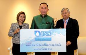 เธียรสุรัตน์ “ปันน้ำดื่มเพื่อพี่น้องไทยประสบภัยแล้ง”
