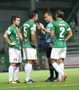 แบน "สุเมธ" 4 นัด ฐานเป่ามั่ว