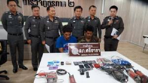 จับ 2 ผู้ต้องหาใช้อาวุธปืนตระเวนชิงทรัพย์แคมป์คนงานในศรีราชา (ชมคลิป)