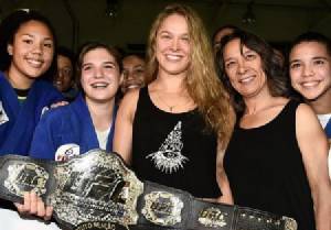 "เราซีย์" ยกเข็มขัดแชมป์ UFC ให้ รร.สอนยูโด