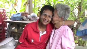 แม่วัย 72 ปี สู้ชีวิตเลี้ยงลูกพิการนานนับ 40 ปี